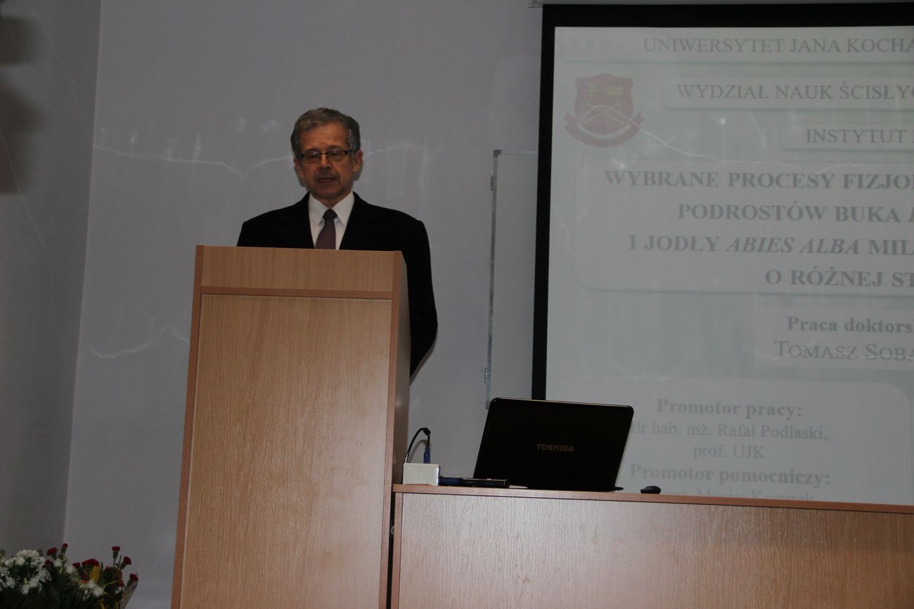 część jawna obrony, promotor prof. R. Podlaski przedstawiający sylwetkę doktoranta