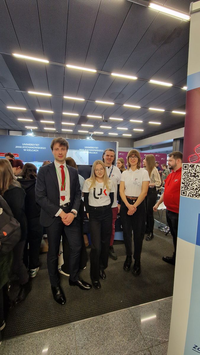 kliknij, aby powiększyć, Vibe na Świętokrzyskie: Studiuj, pracuj, rozwijaj się! - dr E. Skowron ze studentami Vibe na Świętokrzyskie: Studiuj, pracuj, rozwijaj się!